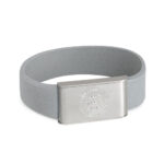 graues armband mit besatz