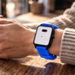 blaues alarmband getragen