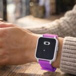 getragenes armband in lila